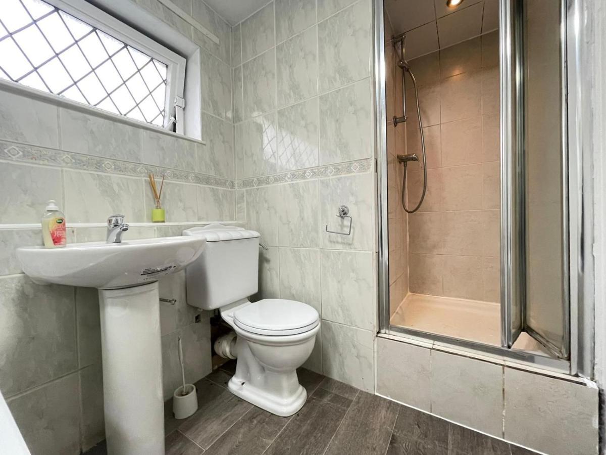 Spacious Bedroom In Beckton Londres Exterior foto